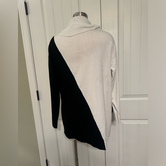 Slim Factor by investments- Size Large black and white asymmetrical swea… - Picture 3 of 6